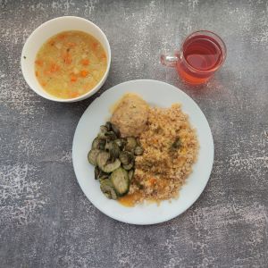 Dieta łatwostrawna  Zupa ziemniaczana Zrazik drobiowy z kurczaka pieczony Sos jarzynowy dieta Kasza jęczmienna/sypko Cukinia gotowana Kompot owocowy z jabłkami